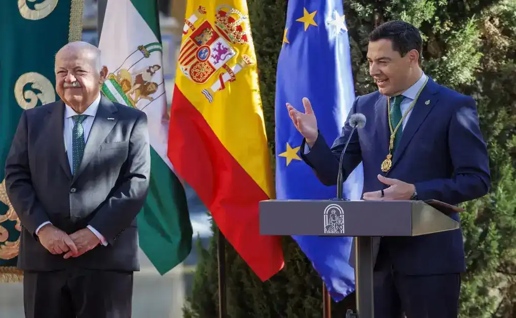 FOTOGRAFÍA. SEVILLA (ANDALUCÍA) ESPAÑA, 05 DE JULIO DE 2026. Moreno toma posesión en presencia del nuevo vicepresidente Gavira (VOX). El líder del Partido Popular de Andalucía (PP-A), Juan Manuel Moreno Bonilla (Juanma Moreno) (d), pronuncia un discurso durante su ceremonia de toma de posesión por tercera vez como presidente de la Junta de Andalucía, junto al presidente del Parlamento de Andalucía por el PP, Jesús Ramón Aguirre Muñoz (i). Efe