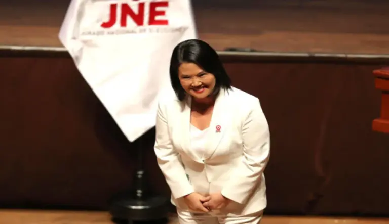 FOTOGRAFÍA. LIMA (PERÚ), 26 DE JULIO DE 2026. Keiko Sofía alcanza el sillón presidencial que ocupó su difunto padre. Detalle de una imagen de la presidente electa de Perú, Keiko Sofía Fujimori Higuchi (Keiko Fujimori) (c). Efe