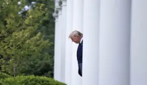 FOTOGRAFÍA. WASHINGTON (ESTADOS UNIDOS DE AMÉRICA, EEUU), 26 DE JULIO DE 2026. La Casa Blanca estudia instalar vallas permanentes en parte de su perímetro para reforzar la seguridad del complejo presidencial, una propuesta que justifica por el aumento de las amenazas contra el presidente Donald John Trump, mientras algunos visitantes advierten que podría dificultar aún más el acceso a uno de los lugares más emblemáticos de la capital. Efe
