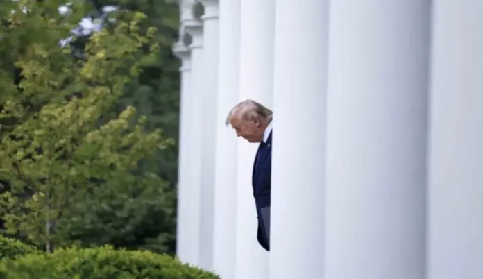 La Casa Blanca refuerza la seguridad ante amenazas contra Trump FOTOGRAFÍA. WASHINGTON (ESTADOS UNIDOS DE AMÉRICA, EEUU), 26 DE JULIO DE 2026. La Casa Blanca estudia instalar vallas permanentes en parte de su perímetro para reforzar la seguridad del complejo presidencial, una propuesta que justifica por el aumento de las amenazas contra el presidente Donald John Trump, mientras algunos visitantes advierten que podría dificultar aún más el acceso a uno de los lugares más emblemáticos de la capital. Efe