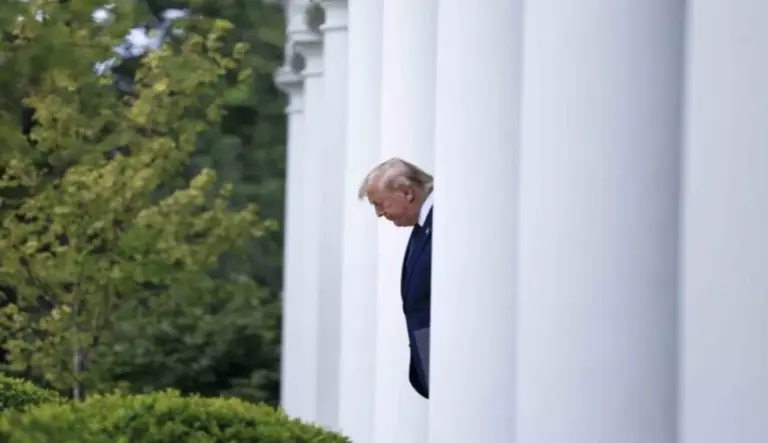 FOTOGRAFÍA. WASHINGTON (ESTADOS UNIDOS DE AMÉRICA, EEUU), 26 DE JULIO DE 2026. La Casa Blanca estudia instalar vallas permanentes en parte de su perímetro para reforzar la seguridad del complejo presidencial, una propuesta que justifica por el aumento de las amenazas contra el presidente Donald John Trump, mientras algunos visitantes advierten que podría dificultar aún más el acceso a uno de los lugares más emblemáticos de la capital. Efe