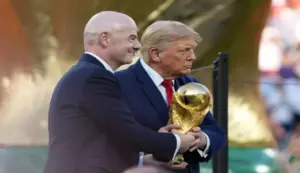 FOTOGRAFÍA. EAST RUTHERFORD (ESTADO DE NUEVA JERSEY) ESTADOS UNIDOS DE AMÉRICA, EEUU, 19 DE JULIO DE 2026. La FIFA despierta recelos al abrir la puerta al capital privado. El presidente de la FIFA, Gianni Infantino (i); y el presidente de Estados Unidos DE aMÉRICA (EEUU), Donald John Trump (c); con el trofeo del Mundial de la FIFA 2026 tras la histórica victoria de España ante Argentina de Leo Messi en la final de la copa del mundo. Efe