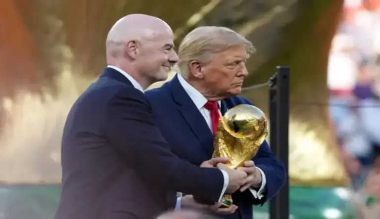 FOTOGRAFÍA. EAST RUTHERFORD (ESTADO DE NUEVA JERSEY) ESTADOS UNIDOS DE AMÉRICA, EEUU, 19 DE JULIO DE 2026. La FIFA despierta recelos al abrir la puerta al capital privado. El presidente de la FIFA, Gianni Infantino (i); y el presidente de Estados Unidos DE aMÉRICA (EEUU), Donald John Trump (c); con el trofeo del Mundial de la FIFA 2026 tras la histórica victoria de España ante Argentina de Leo Messi en la final de la copa del mundo. Efe