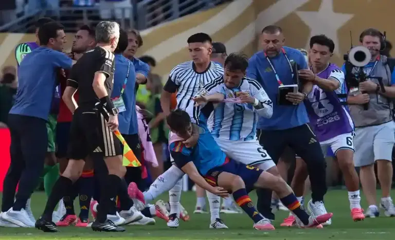 FOTOGRAFÍA. EAST RUTHERFORD (ESTADO DE NUEVA JERSEY) ESTADOS UNIDOS DE AMÉRICA, EEUU, 19 DE JULIO DE 2026. La FIFA investiga comportamiento y puñetazos de Argentina a España. Leandro Paredes (c) de Argentina empuja a Gavi (c-abajo) de España al finalizar el partido de la final del Mundial de la FIFA 2026 entre España y Argentina en el estadio MetLife en Nueva Jersey (Estados Unidos). Efe