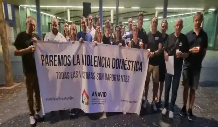 FOTOGRAFÍA. BARCELONA (ESPAÑA), 09 DE SEPTIEMBRE DE 2023. La Justicia avala la libertad de información de una entidad anticorrupción. Detalle de una protesta de los miembros de la Asociación Nacional de Ayuda a las Víctimas Violencia Doméstica (ANAVID) este sábado en Barcelona, los asistentes han denunciado las denuncias falsas de «mujeres farsantes» como la de la futbolista española «Jennifer Hermoso Fuentes (Jenny Hermoso)» y las campañas de satanización de las instituciones contra el hombre. Lasvocesdelpueblo (Ñ Pueblo)