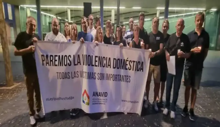 FOTOGRAFÍA. BARCELONA (ESPAÑA), 09 DE SEPTIEMBRE DE 2023. La Justicia avala la libertad de información de una entidad anticorrupción. Detalle de una protesta de los miembros de la Asociación Nacional de Ayuda a las Víctimas Violencia Doméstica (ANAVID) este sábado en Barcelona, los asistentes han denunciado las denuncias falsas de «mujeres farsantes» como la de la futbolista española «Jennifer Hermoso Fuentes (Jenny Hermoso)» y las campañas de satanización de las instituciones contra el hombre. Lasvocesdelpueblo (Ñ Pueblo)