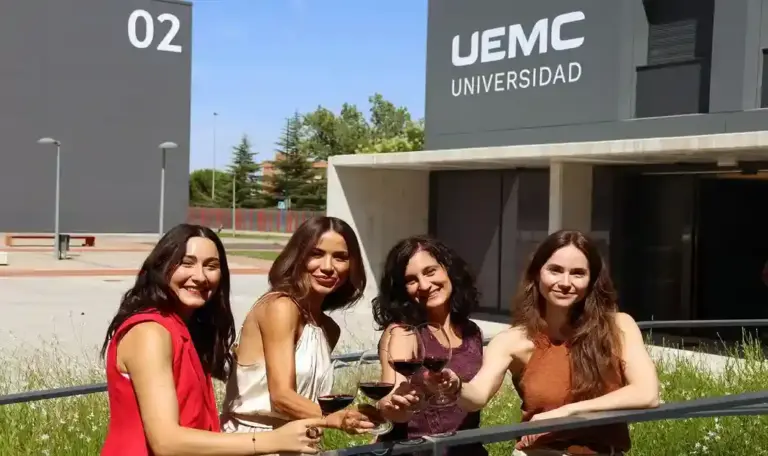 FOTOGRAFÍA. VALLADOLID (CASTILLA Y LEÓN) ESPAÑA, 15 DE JULIO DE 2026. La UEMC reúne al sector del vino para repensar un nuevo relato que conecte con los jóvenes. El vino no necesita cambiar de esencia para conectar con los jóvenes, pero sí aprender a hablar su lenguaje. Ese ha sido uno de los mensajes compartidos durante la primera jornada del XV Curso de Verano del Vino, 'Nuevos jóvenes. Nuevos códigos. ¿Nuevo vino?', de la Universidad Europea Miguel de Cervantes (UEMC), que ha reunido en Valladolid a bodegueros, comunicadores, sumilleres, periodistas especializados y expertos en turismo, marketing y creación de contenido para reflexionar sobre el futuro del sector vitivinícola ante el cambio generacional. Lasvocesdelpueblo (Ñ Pueblo)