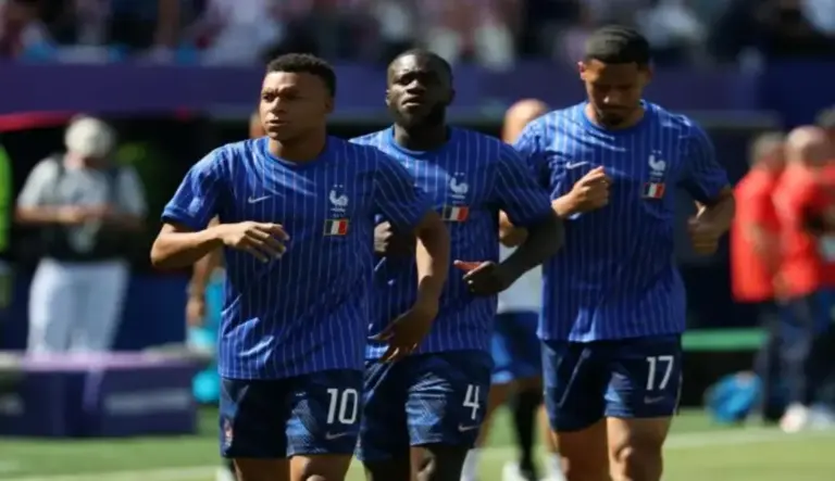 FOTOGRAFÍA. ESTADOS UNIDOS DE AMÉRICA, 11 DE JULIO DE 2026. La defensa de Francia no ha recibido ni un solo tiro entre los tres palos. Mbappe, junto a Dayot Upamecano y William Saliba, en una foto durante el Mundial 2026. Efe