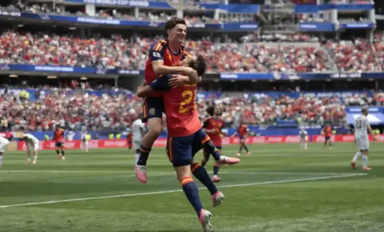 FOTOGRAFÍA. INGLEWOOD (ESTADO DE CALIFORNIA) ESTADOS UNIDOS DE AMÉRICA EEUU, 02 DE JULIO DE 2026. La selección española soportó y rebasó todas las presiones. Jugadores de España celebran un gol de Mikel Oyarzabal (d) este jueves, en un partido por los dieciseisavos de final del Mundial de la FIFA 2026 entre España y Austria en el estadio SoFi en Los Ángeles (Estados Unidos). Efe