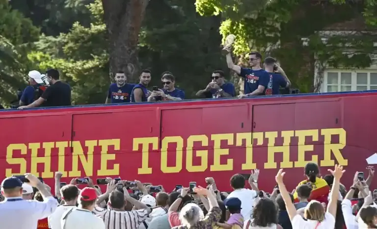 FOTOGRAFÍA. MADRID (ESPAÑA), 20 DE JULIO DE 2026. La selección española ya está recorriendo las calles de Madrid. Los jugadores de la selección española recorren este lunes las calles de Madrid tras proclamarse ayer campeones del mundo al derrotar en la final a Argentina. Efe