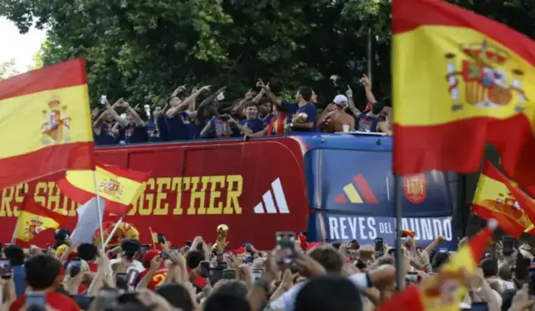 FOTOGRAFÍA. MADRID (ESPAÑA), 20 DE JULIO DE 2026. Los jugadores de la selección española a su paso por la calle Princesa de Madrid durante la celebración tras proclamarse ayer campeones del mundo al derrotar en la final a Argentina. Efe