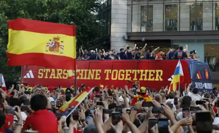FOTOGRAFÍA. MADRID (ESPAÑA), 20 DE JULIO DE 2026. Los jugadores de la selección española a su paso por la calle Princesa de Madrid durante la celebración tras proclamarse ayer campeones del mundo al derrotar en la final a Argentina. Efe