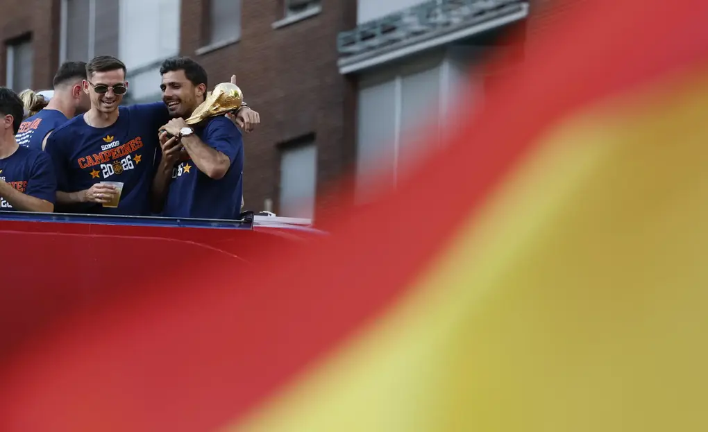 FOTOGRAFÍA. MADRID (ESPAÑA), 20 DE JULIO DE 2026. Plaza de Cibeles de Madrid recibe a campeones del Mundial 2026. Los jugadores de la selección española a su paso por la calle Princesa de Madrid durante la celebración tras proclamarse ayer campeones del mundo al derrotar en la final a Argentina. Efe