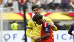 FOTOGRAFÍA. INGLEWOOD (ESTADO DE CALIFORNIA) ESTADOS UNIDOS DE AMÉRICA, EEUU, 10 DE JULIO DE 2026. Lamine Yamal (c) de España saluda a Thibaut Courtois (atrás) de Bélgica al finalizar un partido de cuartos de final del Mundial de la FIFA 2026 entre España y Bélgica en el estadio SoFi en Los Ángeles (Estados Unidos). Efe