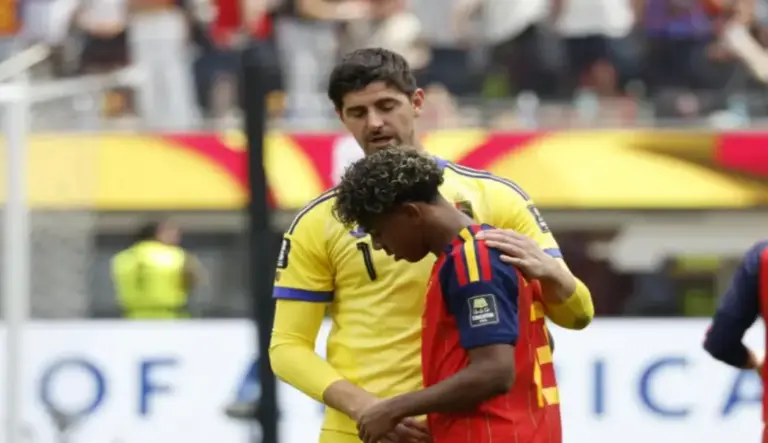 FOTOGRAFÍA. INGLEWOOD (ESTADO DE CALIFORNIA) ESTADOS UNIDOS DE AMÉRICA, EEUU, 10 DE JULIO DE 2026. Lamine Yamal (c) de España saluda a Thibaut Courtois (atrás) de Bélgica al finalizar un partido de cuartos de final del Mundial de la FIFA 2026 entre España y Bélgica en el estadio SoFi en Los Ángeles (Estados Unidos). Efe