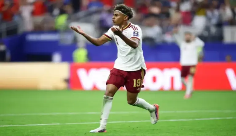 FOTOGRAFÍA. ARLINGTON (ESTADO DE TEXAS) ESTADOS UNIDOS DE AMÉRICA, EEUU, 14 DE JULIO DE 2026. Lamine Yamal, importante pero de nuevo sin marcar o asistir. Lamine Yamal Nasraoui Ebana (Lamine Yamal) de España celebra un gol de Pedro Porro este martes, en el partido de semifinales del Mundial de la FIFA 2026 entre Francia y España en el estadio AT&T en Arlington (Estado de Texas) Estados Unidos de América, EEUU. Efe