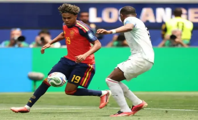 Lamine Yamal, mejor jugador del partido ante Austria FOTOGRAFÍA. INGLEWOOD (ESTADO DE CALIFORNIA) ESTADOS UNIDOS DE AMÉRICA EEUU, 02 DE JULIO DE 2026. Lamine Yamal, mejor jugador del partido ante Austria. Lamine Yamal (i), de España, durante el partido ante Austria de dieciseisavos de final del Mundial 2026 en Los Ángeles. Efe