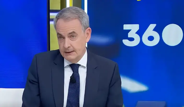 FOTOGRAFÍA. MADRID (ESPAÑA), 23 DE JULIO DE 2026. Las respuestas de Zapatero en RTVE no despejan las dudas. El expresidente del Gobierno de España y exsecretario general del Partido Socialista (PSOE), José Luis Rodríguez Zapatero, registrado este jueves durante una entrevista en Radio Televisión Española (RTVE) sobre su imputación por presunta pertenencia a una organización criminal por parte de la Audiencia Nacional ante su señalamiento por empresarios imputados en la causa como el capo de la red criminal, con joyas valoradas en 1,3 millones de euros halladas en su despacho en la sede nacional del PSOE en calle Ferraz 70 de Madrid. RTVE
