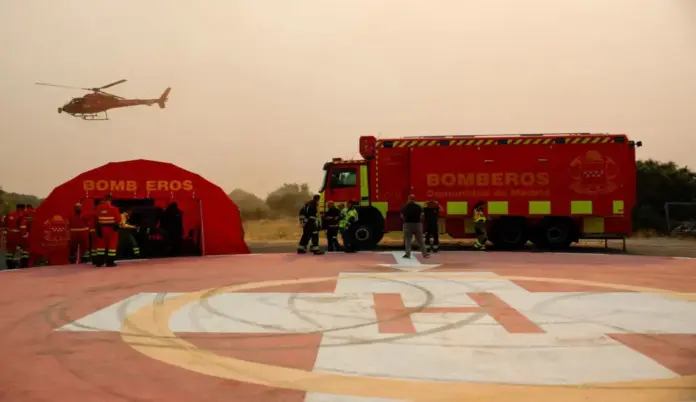 Los incendios de la Comunidad de Madrid reducen su intensidad FOTOGRAFÍA. CENICIENTOS (COMUNIDAD DE MADRID) ESPAÑA, 25 DE JULIO DE 2026. Los incendios de la Comunidad de Madrid reducen su intensidad. Efectivos de Bomberos en el Puesto de Mando Avanzado (PMA) ubicado en el municipio de Cenicientos, Comunidad de Madrid, España, este sábado. Efe