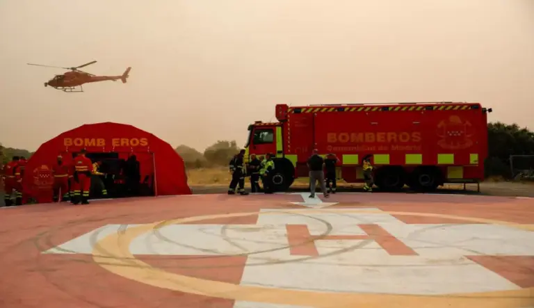FOTOGRAFÍA. CENICIENTOS (COMUNIDAD DE MADRID) ESPAÑA, 25 DE JULIO DE 2026. Los incendios de la Comunidad de Madrid reducen su intensidad. Efectivos de Bomberos en el Puesto de Mando Avanzado (PMA) ubicado en el municipio de Cenicientos, Comunidad de Madrid, España, este sábado. Efe