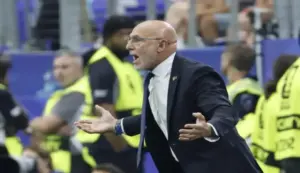 FOTOGRAFÍA. ARLINGTON (ESTADO DE TEXAS) ESTADOS UNIDOS DE AMÉRICA, EEUU, 14 DE JULIO DE 2026. Luis de la Fuente Castillo: Es un orgullo ser español. El seleccionador de España, Luis de la Fuente Castillo, reacciona este martes, en el partido de semifinales del Mundial de la FIFA 2026 entre Francia y España en el estadio AT&T en Arlington (Estado de Texas) Estados Unidos de América, EEUU. Efe