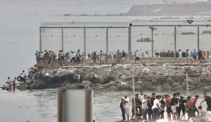 MARRUECOS-ESPANA-ESPIGON FOTOGRAFÍA. CEUTA (ESPAÑA), 31 DE JULIO DE 2026.Más de 50.000 marroquíes llegaron a Ceuta, la mita ya ha retornado a Marruecos. Centenares de invasores marroquíes que entraron irregularmente en Ceuta comienzan a regresar a Marruecos. Asaltantes marroquíes en la valla que separa Castillejos (Marruecos) de Ceuta (España). Efe