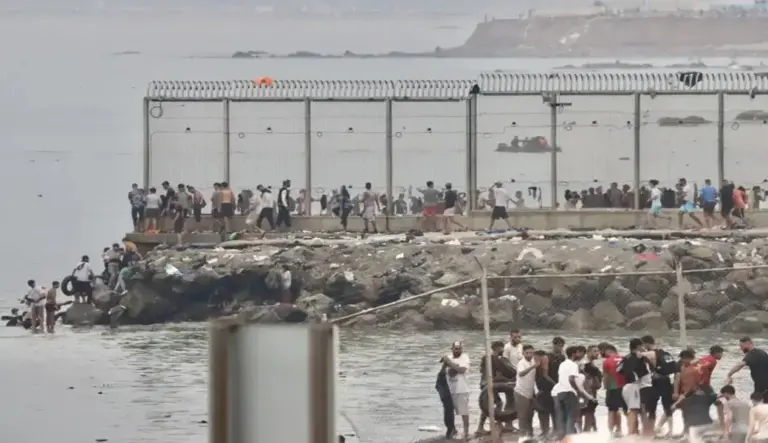 FOTOGRAFÍA. CEUTA (ESPAÑA), 31 DE JULIO DE 2026.Más de 50.000 marroquíes llegaron a Ceuta, la mita ya ha retornado a Marruecos. Centenares de invasores marroquíes que entraron irregularmente en Ceuta comienzan a regresar a Marruecos. Asaltantes marroquíes en la valla que separa Castillejos (Marruecos) de Ceuta (España). Efe