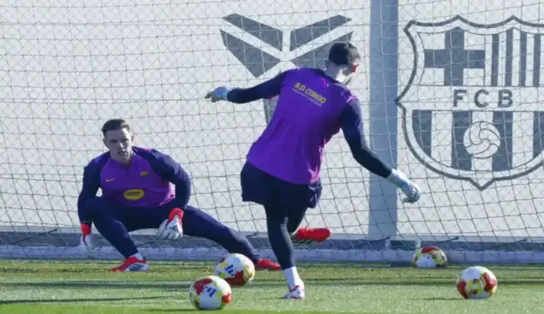 FOTOGRAFÍA. SANT JOAN DESPI (BARCELONA) ESPAÑA, 14 DE ENERO DE 2026. Marc-André ter Stegen no participa en el entrenamiento del Barça. Fotografía del pasado 14 de enero de 2026, en la que puede verse al portero Marc André Ter Stegen (i), durante un entrenamiento del Barcelona. Efe