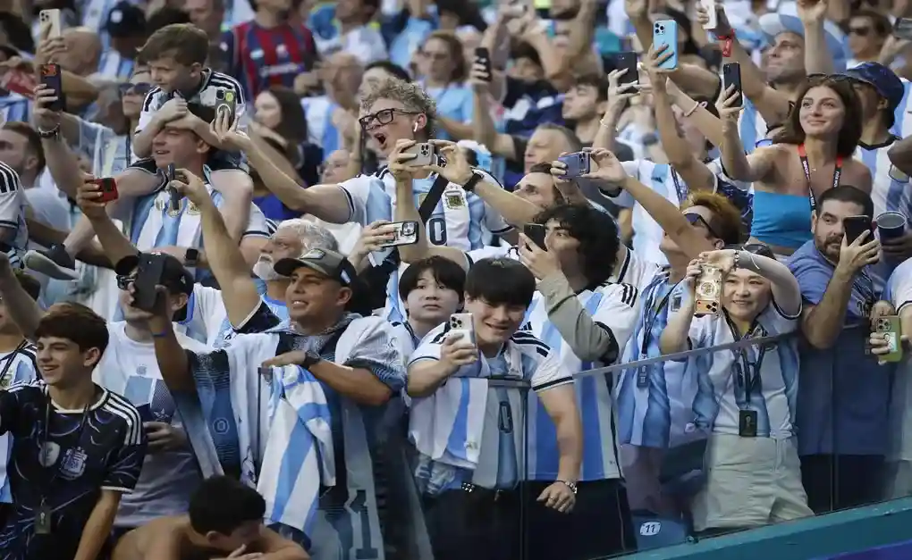 FOTOGRAFÍA. MIAMI (ESTADOS UNIDOS DE AMÉRICA EEUU), 03 DE JULIO DE 2026. Marea de hinchas argentinos en Miami: 6.000 kilómetros de Argentina. Aficionados de Argentina animan previo a un partido del Mundial de la FIFA 2026 entre Argentina y Cabo Verde en el estadio Hard Rock en Miami Gardens (Estados Unidos de América, EEUU). Efe
