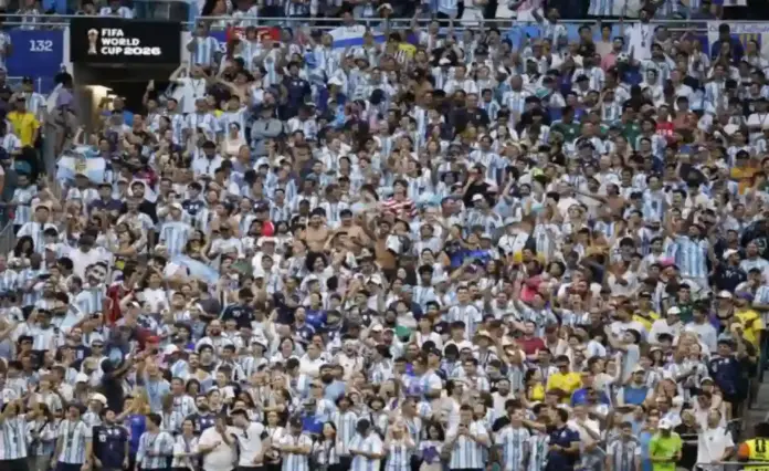 Marea de hinchas argentinos en Miami 6.000 kilómetros de Argentina (2) FOTOGRAFÍA. MIAMI (ESTADOS UNIDOS DE AMÉRICA EEUU), 03 DE JULIO DE 2026. Marea de hinchas argentinos en Miami: 6.000 kilómetros de Argentina. Aficionados de Argentina animan en un partido del Mundial de la FIFA 2026 entre Argentina y Cabo Verde en el estadio Hard Rock en Miami Gardens (Estados Unidos). Efe