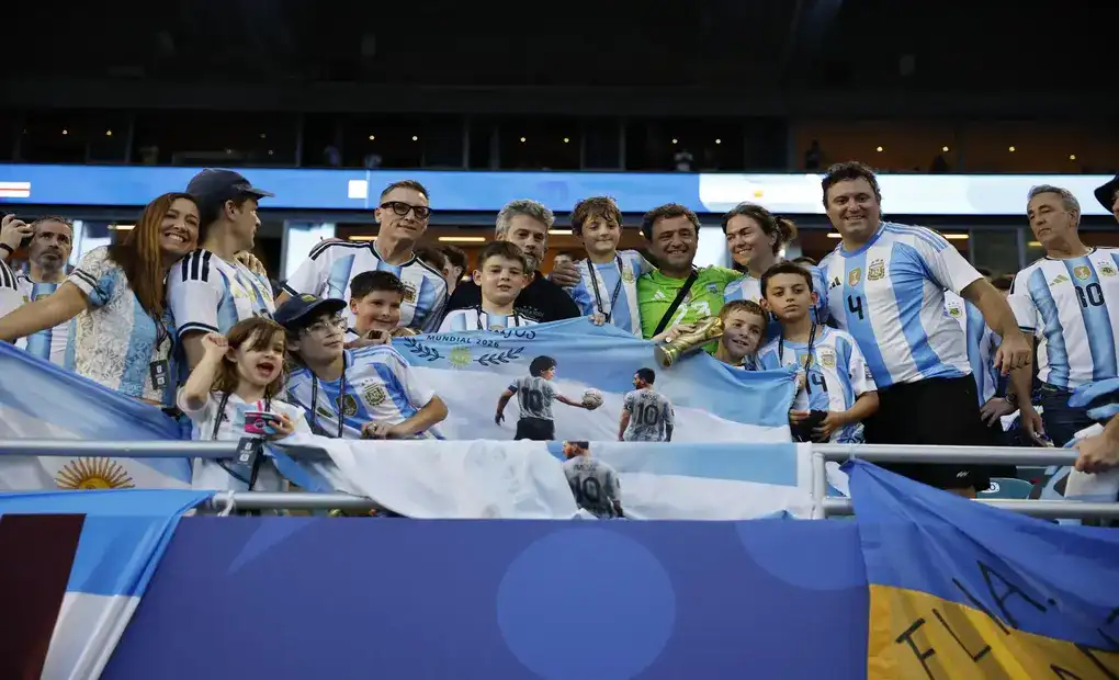 FOTOGRAFÍA. MIAMI (ESTADOS UNIDOS DE AMÉRICA EEUU), 03 DE JULIO DE 2026. Marea de hinchas argentinos en Miami: 6.000 kilómetros de Argentina. Aficionados de Argentina posan previo a un partido del Mundial de la FIFA 2026 entre Argentina y Cabo Verde en el estadio Hard Rock en Miami Gardens (Estados Unidos de América EEUU). Efe