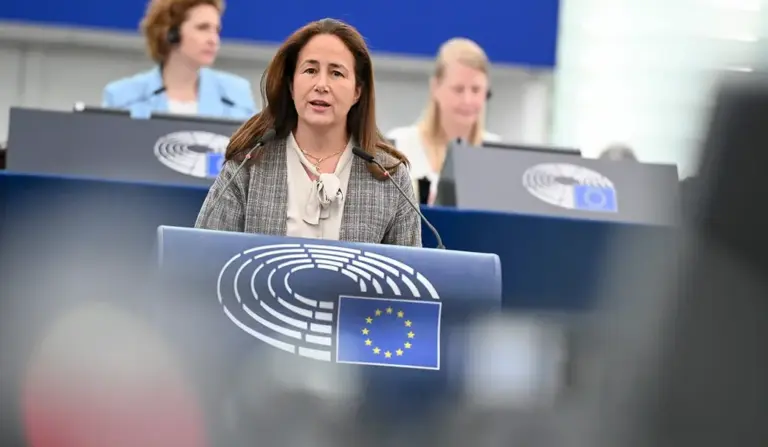 FOTOGRAFÍA. BRUSELAS (BÉLGICA), 10 DE JULIO DE 2026. PP y PSOE: El cambio climático es la causa de la violencia contra cristianos en Nigeria. La eurodiputada de VOX, Margarita de la Pisa Carrión, durante su intervención en el Euro Cámara. Lasvocesdelpueblo (Ñ Pueblo)
