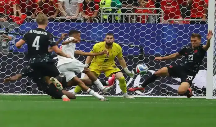 Marruecos vuela a los cuartos ante Canadá 0-3 (1) FOTOGRAFÍA. HOUSTON (ESTADOS UNIDOS DE AMÉRICA, EEUU), 04 DE JULIO DE 2026. Marruecos vuela a los cuartos ante Canadá 0-3. Azzedine Ounahi (c), de Marruecos, marca su segundo gol durante el partido de octavos de final del Mundial 2026 entre Canadá y Marruecos en Houston (Estados Unidos de América, EEUU). Efe