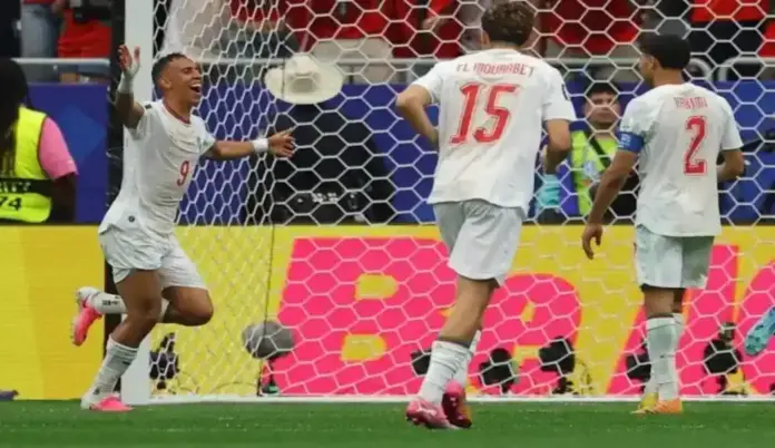 Marruecos vuela a los cuartos ante Canadá 0-3 (2) FOTOGRAFÍA. HOUSTON (ESTADOS UNIDOS DE AMÉRICA, EEUU), 04 DE JULIO DE 2026. Marruecos vuela a los cuartos ante Canadá 0-3. Soufiane Rahimi (i), de Marruecos, celebra tras marcar el 0-3 durante el partido de octavos de final del Mundial 2026 entre Canadá y Marruecos en Houston (EE.UU.). Efe