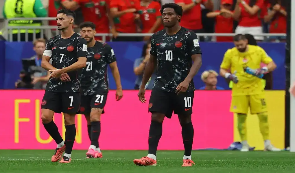 FOTOGRAFÍA. HOUSTON (ESTADOS UNIDOS DE AMÉRICA, EEUU), 04 DE JULIO DE 2026. Marruecos vuela a los cuartos ante Canadá 0-3. Stephen Eustáquio (i) y Jonathan David, de Canadá, reaccionan tras recibir el tercer gol durante el partido de octavos de final del Mundial 2026 entre Canadá y Marruecos en Houston (EE.UU.). EFE/CHRISTOPHER NEUNDORFagainst Morocco, in Houston, USA, 04 July 2026. (Marruecos) Efe