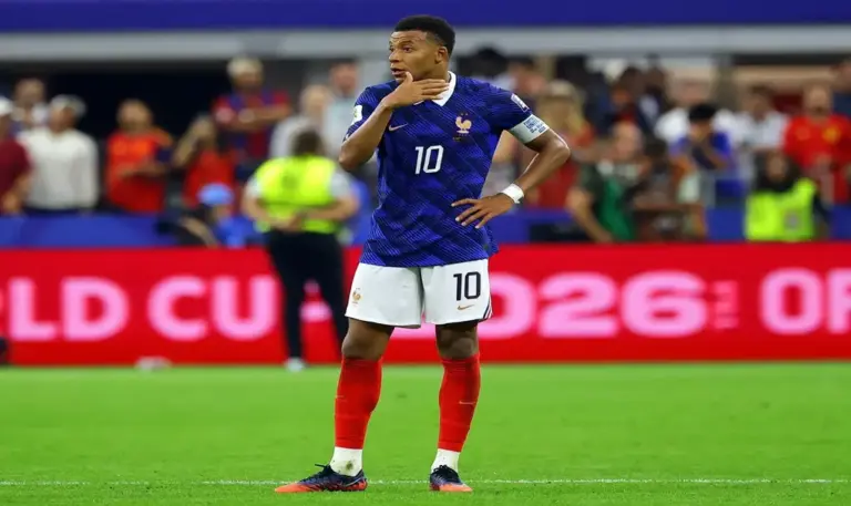 FOTOGRAFÍA. ARLINGTON (ESTADO DE TEXAS) ESTADOS UNIDOS DE AMÉRICA, EEUU, 14 DE JULIO DE 2026. Mbappé choca con la misma piedra: España. Kylian Mbappé Lottin (Kylian Mbappe) de Francia reacciona tras perder el partido de semifinales de la Copa Mundial de la FIFA 2026. Efe