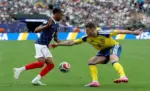 FOTOGRAFÍA. EAST RUTHERFORD (ESTADO DE NUEVA JERSEY) ESTADOS UNIDOS DE AMÉRICA, EEUU, 30 DE JUNIO DE 2026. Mbappe marca, Olise dirige y Francia arrasa ante Suecia y mete en los octavos 3-0. Michael Olise (L) de Francia y Gabriel Gudmundsson de Suecia en acción durante el partido de la ronda de 32 de la Copa Mundial de la FIFA 2026. Efe