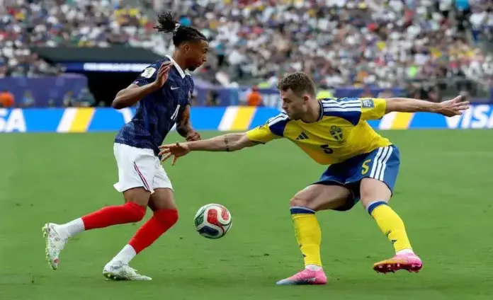 Mbappe marca, Olise dirige y Francia arrasa ante Suecia y mete en los octavos 3-0 (2) FOTOGRAFÍA. EAST RUTHERFORD (ESTADO DE NUEVA JERSEY) ESTADOS UNIDOS DE AMÉRICA, EEUU, 30 DE JUNIO DE 2026. Mbappe marca, Olise dirige y Francia arrasa ante Suecia y mete en los octavos 3-0. Michael Olise (L) de Francia y Gabriel Gudmundsson de Suecia en acción durante el partido de la ronda de 32 de la Copa Mundial de la FIFA 2026. Efe