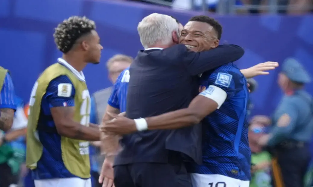 FOTOGRAFÍA. EAST RUTHERFORD (ESTADO DE NUEVA JERSEY) ESTADOS UNIDOS DE AMÉRICA, EEUU, 30 DE JUNIO DE 2026. Mbappe marca, Olise dirige y Francia arrasa ante Suecia y mete en los octavos 3-0. El seleccionador de Francia, Didier Deschamps (i), abraza a Kylian Mbappe luego de que el '10' galo anotara el primero de sus dos goles este martes ante Suecia en el Mundial 2026. Efe