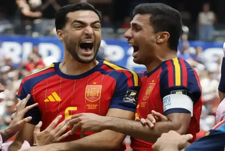 FOTOGRAFÍA. INGLEWOOD (ESTADO DE CALIFORNIA) ESTADOS UNIDOS DE AMÉRICA, EEUU, 10 DE JULIO DE 2026. Merino: Si estás preparado te vuelve a tocar. Mikel Merino (i) de España celebra un gol este viernes, en un partido de cuartos de final del Mundial de la FIFA 2026 entre España y Bélgica en el estadio SoFi de Los Ángeles en Inglewood (Estado de California) Estados Unidos de América, EEUU. Efe