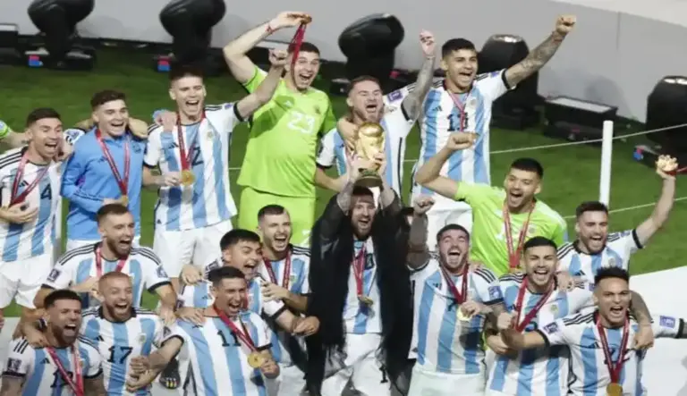 FOTOGRAFÍA. DOHA (CATAR), 18 DE DICIEMBRE DE 2026. Messi devolvió a Argentina a la cima 36 años después de Maradona 3-3 (4-2). La selección de Argentina celebra el 18 de diciembre de 2022 la conquista del Mundial de Catar en la ciudad de Lusail. Efe