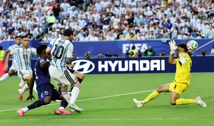 Messi iguala ante Cabo Verde sus siete goles de Catar 2022 (1) FOTOGRAFÍA. MIAMI (ESTADOS UNIDOS DE AMÉRICA EEUU), 03 DE JULIO DE 2026. Messi iguala ante Cabo Verde sus siete goles de Catar 2022. Secuencia del gol de Lionel Messi, que tiene ganando a Argentina ante Cabo Verde en el partido de dieciseisavos de final en Miami (Estados Unidos de América, EEUU). Efe