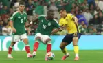 FOTOGRAFÍA. CIUDAD DE MÉXICO (MÉXICO), 30 DE JUNIO DE 2026. México derrotó sin problemas a Ecuador y avanza a octavos 2-0. Julián Quiñones (c), de México, disputa un balón con Alan Franco, de Ecuador, en partido del Mundial 2026 en el estadio Azteca​, en Ciudad de México. Efe