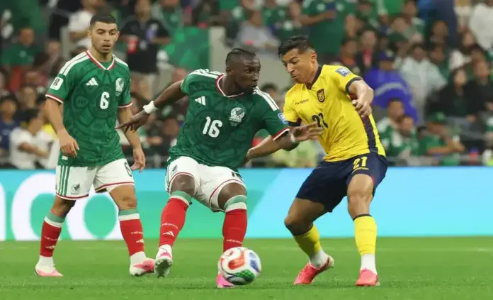México derrotó sin problemas a Ecuador y avanza a octavos 2-0 (1) FOTOGRAFÍA. CIUDAD DE MÉXICO (MÉXICO), 30 DE JUNIO DE 2026. México derrotó sin problemas a Ecuador y avanza a octavos 2-0. Julián Quiñones (c), de México, disputa un balón con Alan Franco, de Ecuador, en partido del Mundial 2026 en el estadio Azteca, en Ciudad de México. Efe