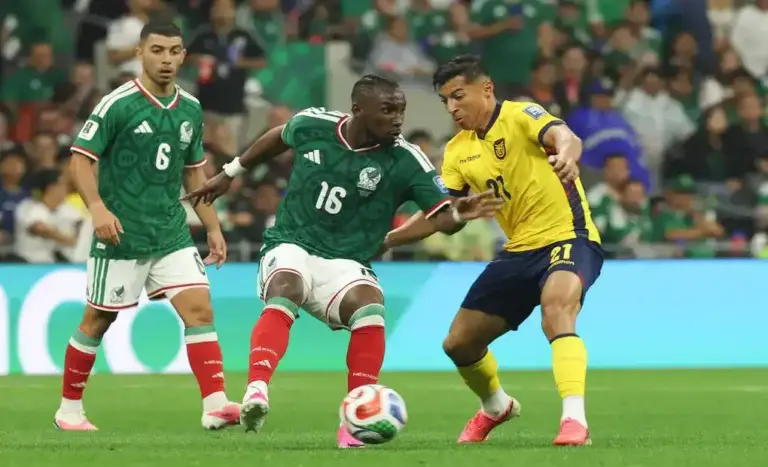 FOTOGRAFÍA. CIUDAD DE MÉXICO (MÉXICO), 30 DE JUNIO DE 2026. México derrotó sin problemas a Ecuador y avanza a octavos 2-0. Julián Quiñones (c), de México, disputa un balón con Alan Franco, de Ecuador, en partido del Mundial 2026 en el estadio Azteca​, en Ciudad de México. Efe