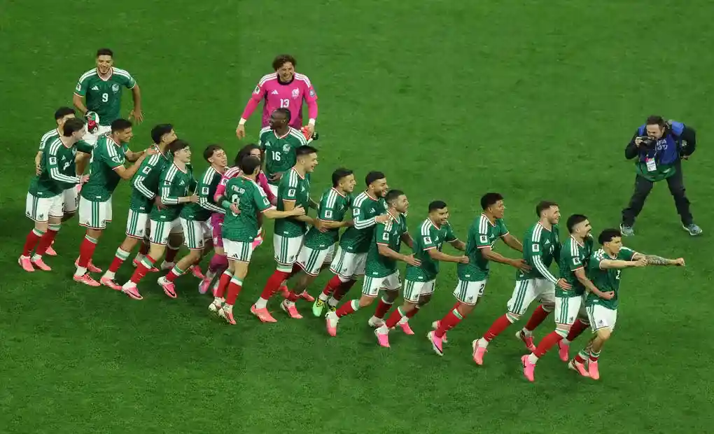 FOTOGRAFÍA. CIUDAD DE MÉXICO (MÉXICO), 30 DE JUNIO DE 2026. México derrotó sin problemas a Ecuador y avanza a octavos 2-0. Jugadores de la selección de México celebran el pase a octavos de final del Mundial 2026, tras vencer por 2-0 a Ecuador en el estadio Azteca. Efe