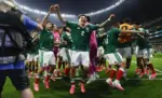 FOTOGRAFÍA. CIUDAD DE MÉXICO (MÉXICO), 30 DE JUNIO DE 2026. México y su andar perfecto, Francia y su exuberancia y Noruega y su fútbol efectivo. Jugadores de México celebran este martes al terminar un partido del Mundial 2026 ante Ecuador en el estadio Azteca. Efe