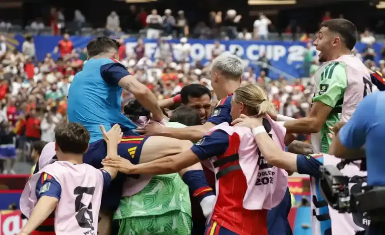FOTOGRAFÍA. INGLEWOOD (ESTADO DE CALIFORNIA) ESTADOS UNIDOS DE AMÉRICA, EEUU, 10 DE JULIO DE 2026. Mikel Merino rescata a España en el minuto 88 ante Bélgica 2-1. Jugadores de España celebran un gol este viernes, en un partido de cuartos de final del Mundial de la FIFA 2026 entre España y Bélgica en el estadio SoFi en Los Ángeles (Estados Unidos). Efe