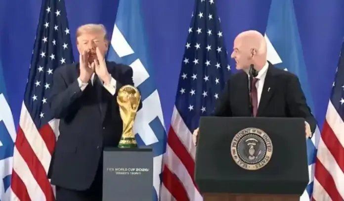 Mundial 2026, torneo con más asistencia de la historia de deportes, Donald John Trump, Donald John Trump, FIFA, copa del mundo FOTOGRAFÍA. NUEVA YORK (ESTADOS UNIDOS DE AMÉRICA, EEUU, 17 DE JULIO DE 2026. Mundial 2026, torneo con más asistencia de la historia de deportes. Captura de un video publicado en la cuenta en X @RapidResponse47 de La Casa Blanca del presidente de Estados Unidos de América, EEUU, Donald John Trump (i), junto al presidente de la FIFA, Donald John Trump (d); durante una declaración este viernes en Nueva York, EEUU. Efe