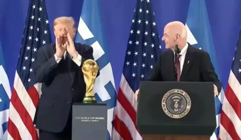FOTOGRAFÍA. NUEVA YORK (ESTADOS UNIDOS DE AMÉRICA, EEUU, 17 DE JULIO DE 2026. Mundial 2026, torneo con más asistencia de la historia de deportes. Captura de un video publicado en la cuenta en X @RapidResponse47 de La Casa Blanca del presidente de Estados Unidos de América, EEUU, Donald John Trump (i), junto al presidente de la FIFA, Donald John Trump (d); durante una declaración este viernes en Nueva York, EEUU. Efe